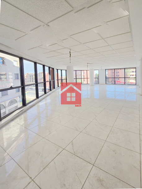 Bureau avec Deux Facades à Louer-0