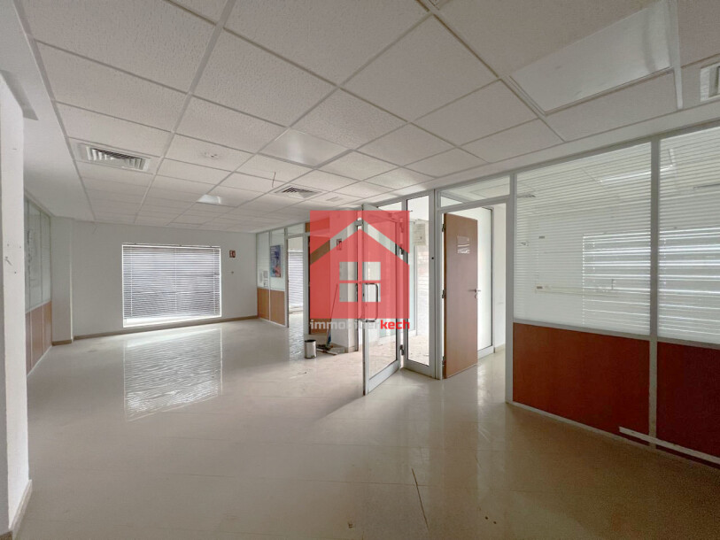 Magasin avec deux facades sur la rue principale à louer-0