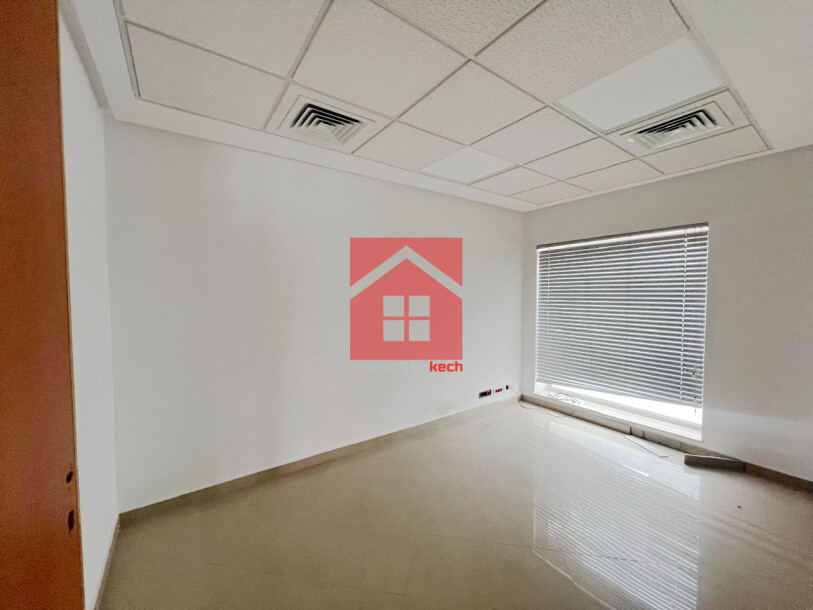 Magasin avec deux facades sur la rue principale à louer-1