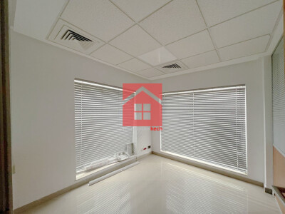 Magasin avec deux facades sur la rue principale à louer