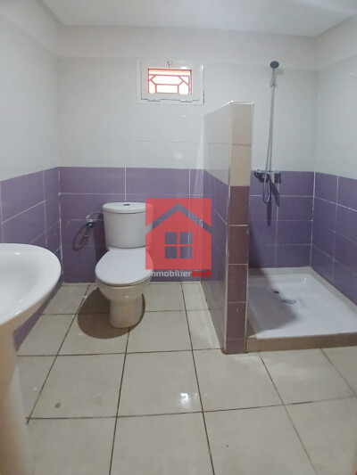 Appartement vide avec terasse à louer