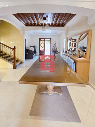 Elégante villa meublée avec piscine à vendre