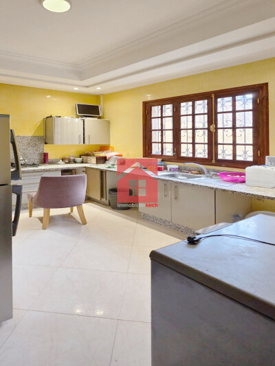 Elégante villa meublée avec piscine à vendre